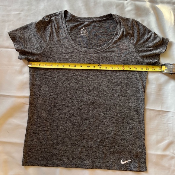 EUC Women’s Nike DRI-FIT short sleeve scoop neck active top size large - Picture 5 of 7